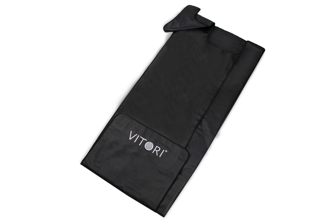 Die VITORI® Premium Saunadecke ist eine schwarze faltbare Saunadecke mit Infrarot-Tiefenwärme-Technologie, einer Kissenklappe und dem VITORI®-Logo in Weiß auf der Vordertasche, abgebildet auf weißem Hintergrund.