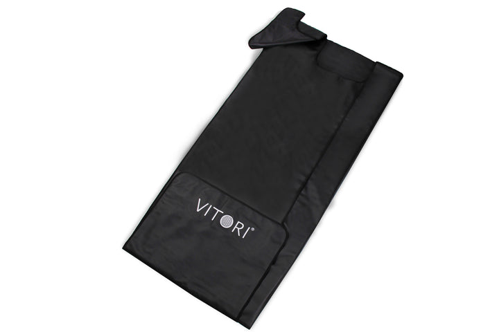 Die VITORI® Premium Saunadecke ist eine schwarze faltbare Saunadecke mit Infrarot-Tiefenwärme-Technologie, einer Kissenklappe und dem VITORI®-Logo in Weiß auf der Vordertasche, abgebildet auf weißem Hintergrund.