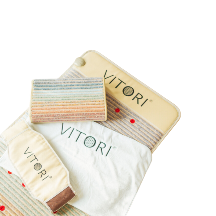 Das VITORI® Paket Deluxe enthält Marken-Reinigungstücher, Scheuerschwämme und eine Kristallmatte in sanften Beige- und Pastellstreifen, alles ordentlich auf einer flachen Oberfläche angeordnet.