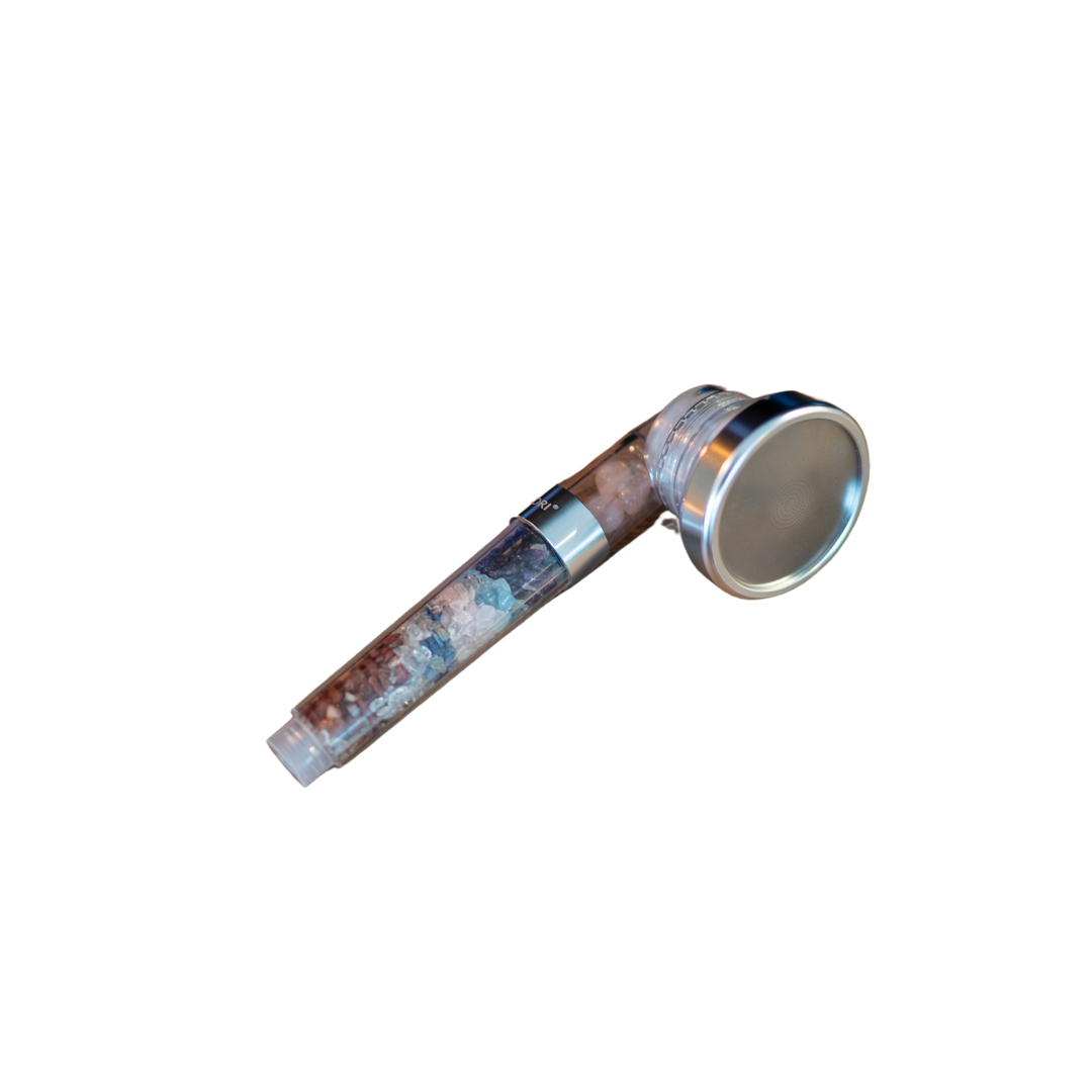 Der VITORI® Kristall-Duschkopf verfügt über einen transparenten Griff mit sichtbaren Mineralperlen und einer silbernen Düse und bietet ein einzigartiges Wellness-Erlebnis – isoliert auf schwarzem Hintergrund dargestellt.