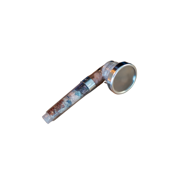 Der VITORI® Kristall-Duschkopf verfügt über einen transparenten Griff mit sichtbaren Mineralperlen und einer silbernen Düse und bietet ein einzigartiges Wellness-Erlebnis – isoliert auf schwarzem Hintergrund dargestellt.