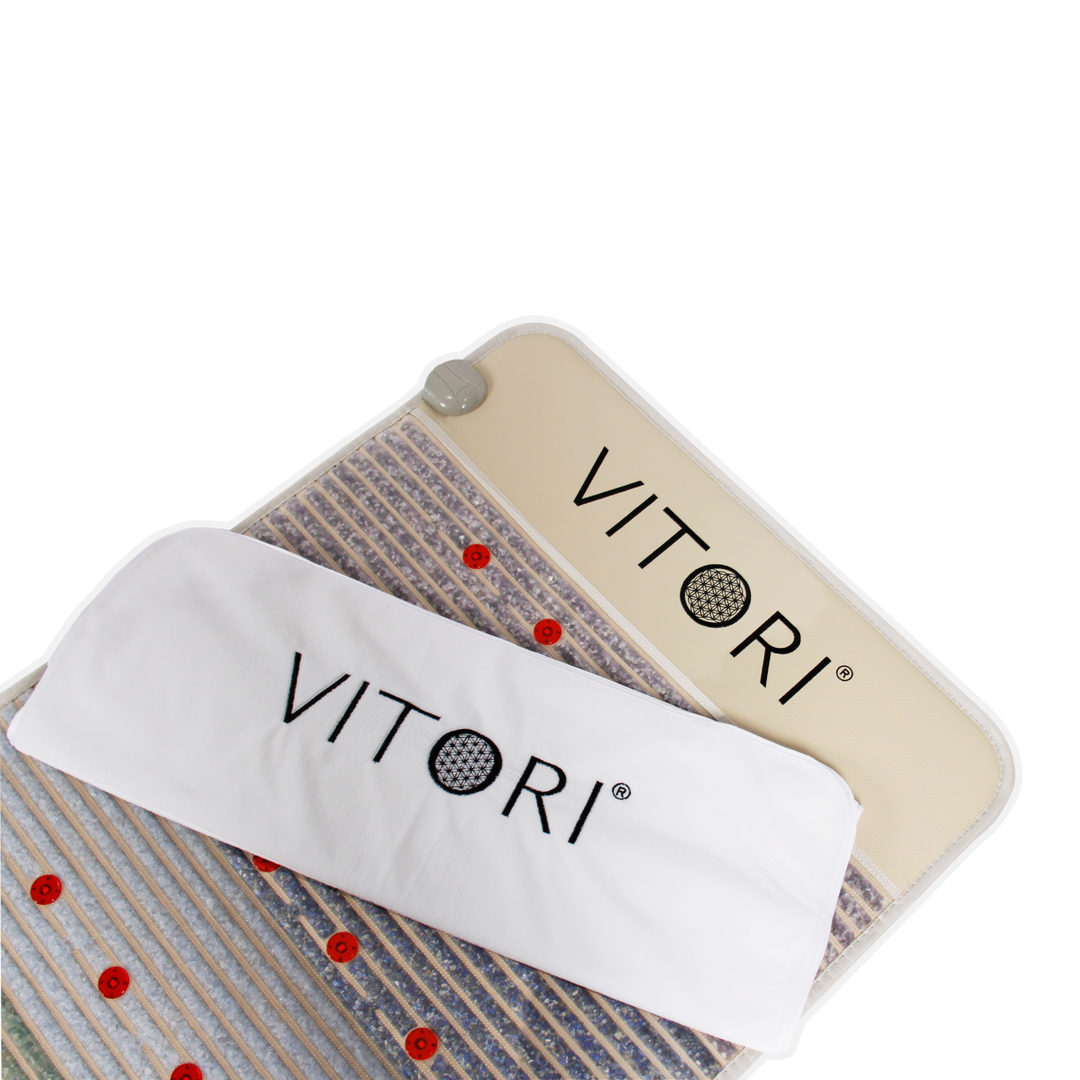Das VITORI® Paket Essential besteht aus einer Kristallmatte mit weißem Cover, roten Kreisen und einem beigen Abschnitt mit dem VITORI®-Logo – ideal für Entspannung und tägliche Balance.