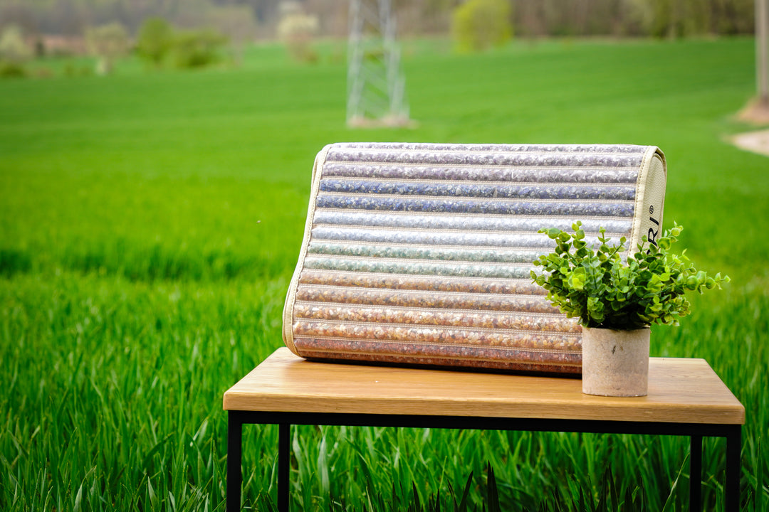 Ansicht: Kristallkissen auf Holz-Regal