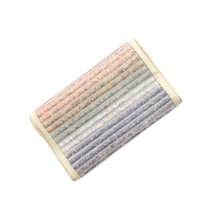 Das VITORI® Premium Kristallkissen – Das Original ist ein rechteckiges Kissen mit vertikalen Streifen in Rosa, Orange, Grün, Blau und Weiß in Pastellfarben in einem strukturierten, durchscheinenden Bezug mit cremefarbener Einfassung auf schwarzem Hintergrund.