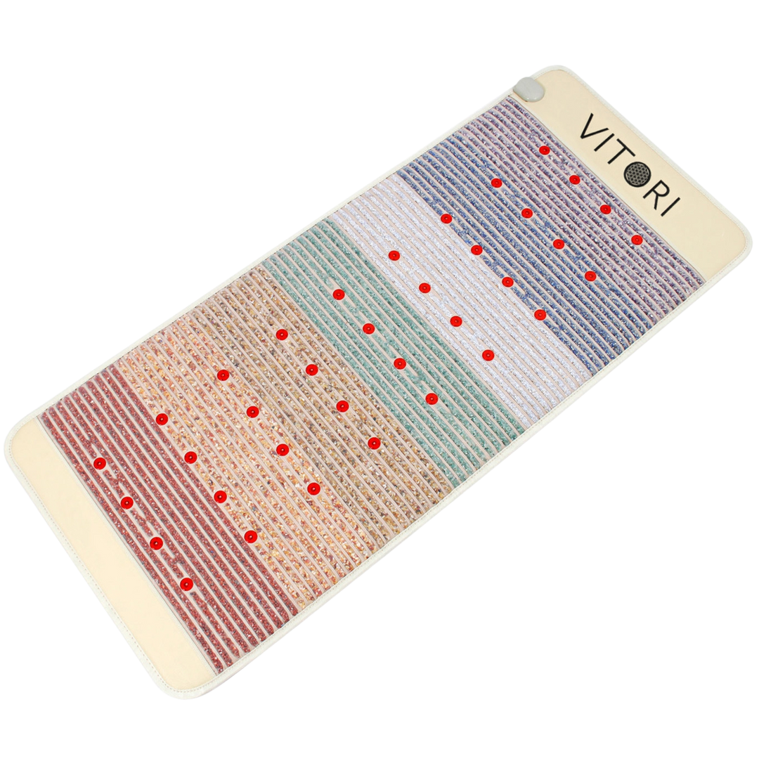 Die VITORI Sommeraktion (Kristallmatte + Upgrade C) ist eine rechteckige Matte mit Reihen strukturierter, mehrfarbiger Abschnitte mit gleichmäßig verteilten roten Punkten und dem VITORI-Logo an einem Ende.