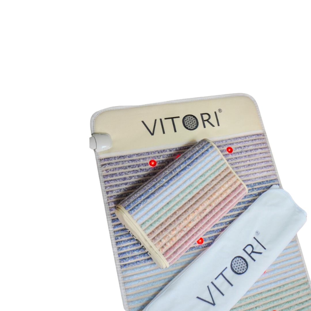 Das VITORI® Paket Ultimate beinhaltet eine gestreifte, rechteckige Akupressurmatte und ein Kristallkissen, beide von VITORI®, sowie ein weißes Logo-Stirnband. Auf der Kristallmatte sind rote Druckpunkte sichtbar.