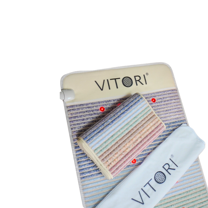 Das VITORI® Paket Ultimate beinhaltet eine gestreifte, rechteckige Akupressurmatte und ein Kristallkissen, beide von VITORI®, sowie ein weißes Logo-Stirnband. Auf der Kristallmatte sind rote Druckpunkte sichtbar.