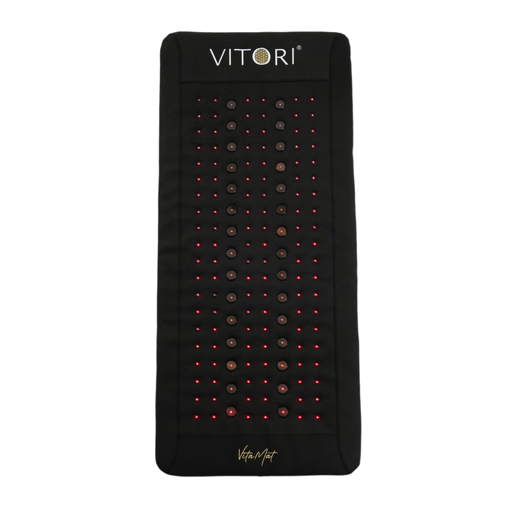 Die VITORI® VitaMat® ist eine schwarze rechteckige Matte mit Reihen leuchtend roter LEDs, zentralen runden Knoten, innovativer VitaWave® Technologie, dem VITORI-Logo oben und „VitaMat“ unten.