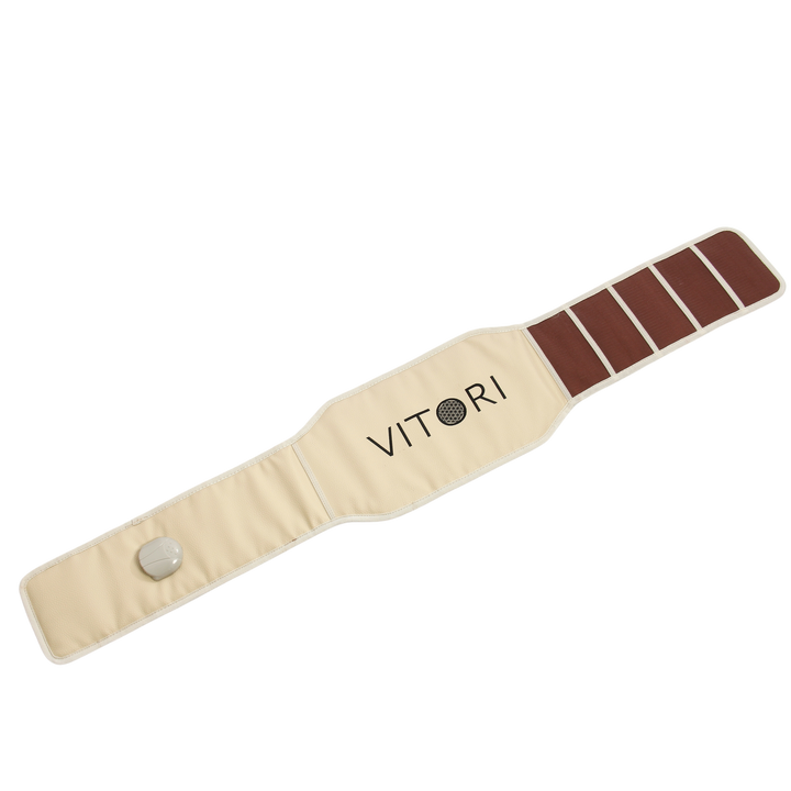 Der VITORI® Premium Kristallgürtel – Das Original ist ein beige-braunes Wearable mit verstellbaren Trägern, einem runden Bedienknopf und nutzt Infrarot-Tiefenwärme für erhöhten Tragekomfort.